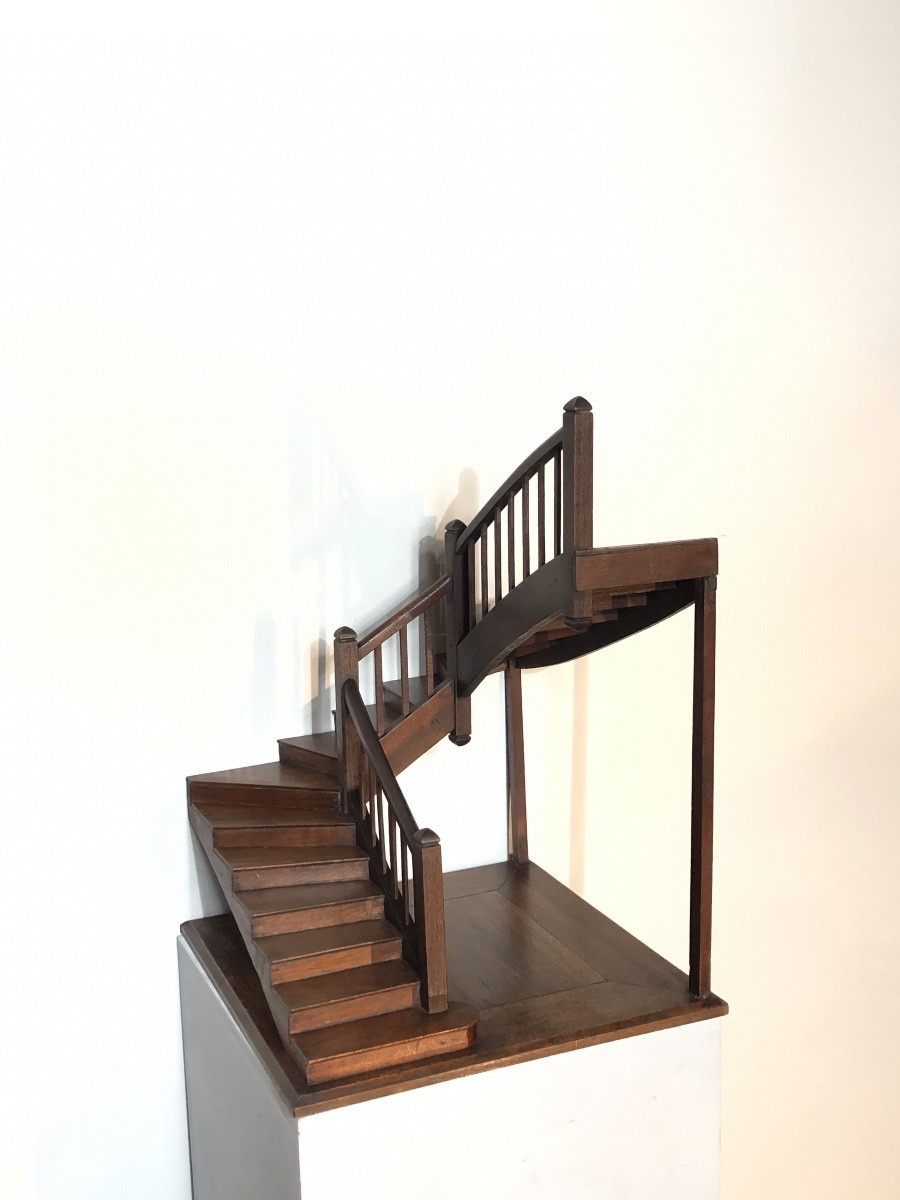 Escalier de maîtrise d’époque XX ème siècle. -photo-1