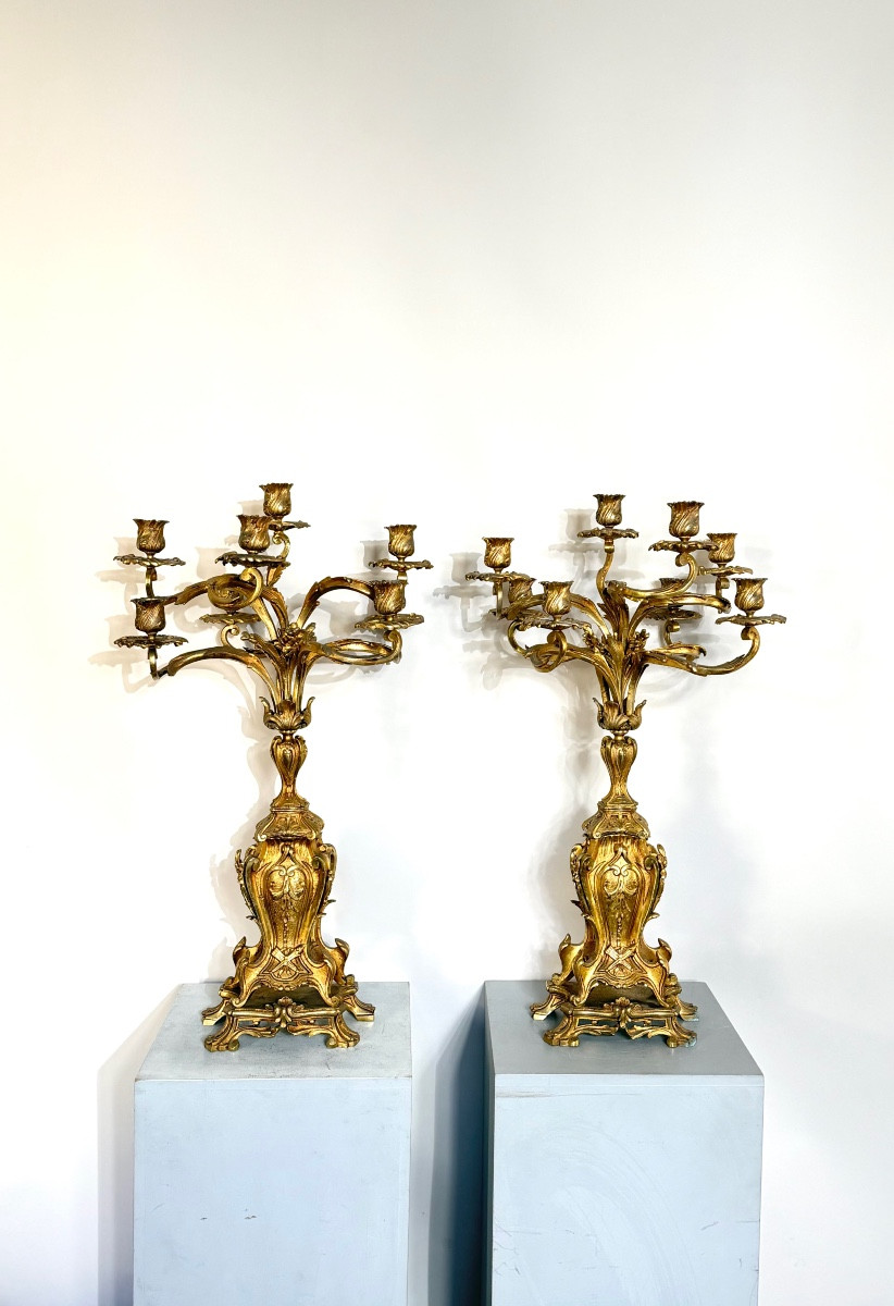 Paire de candélabres de style Louis XV. 