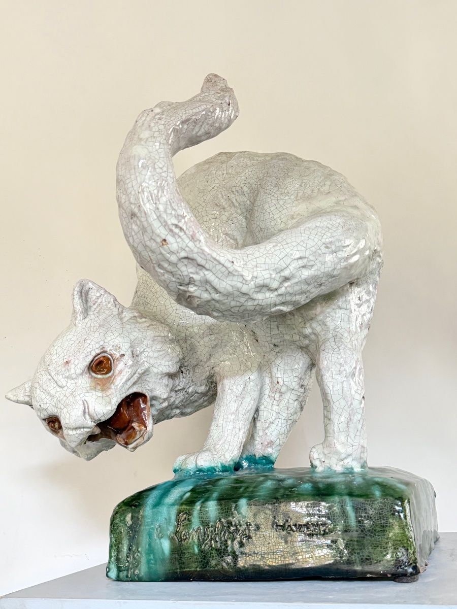 Chat en faïence du Mesnil de Bavent, artiste C. Langlois. 47 cm de hauteur. 