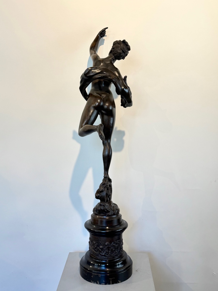 Statue représentant une allégorie posée sur la roue de la fortune. -photo-2