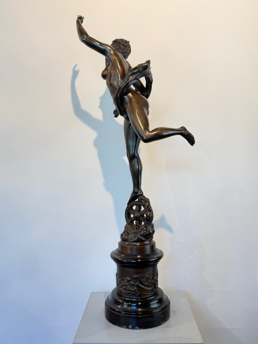 Statue représentant une allégorie posée sur la roue de la fortune. -photo-3