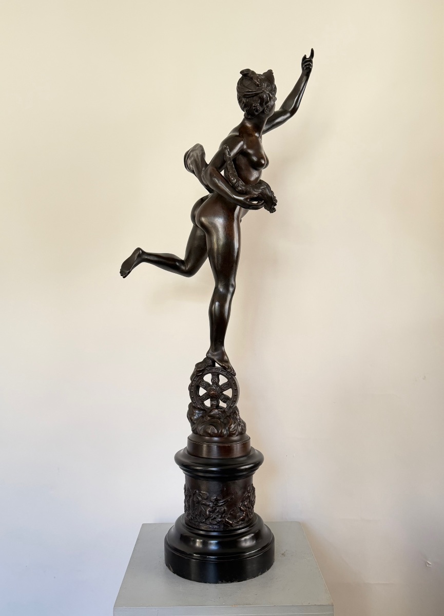 Statue représentant une allégorie posée sur la roue de la fortune. -photo-4