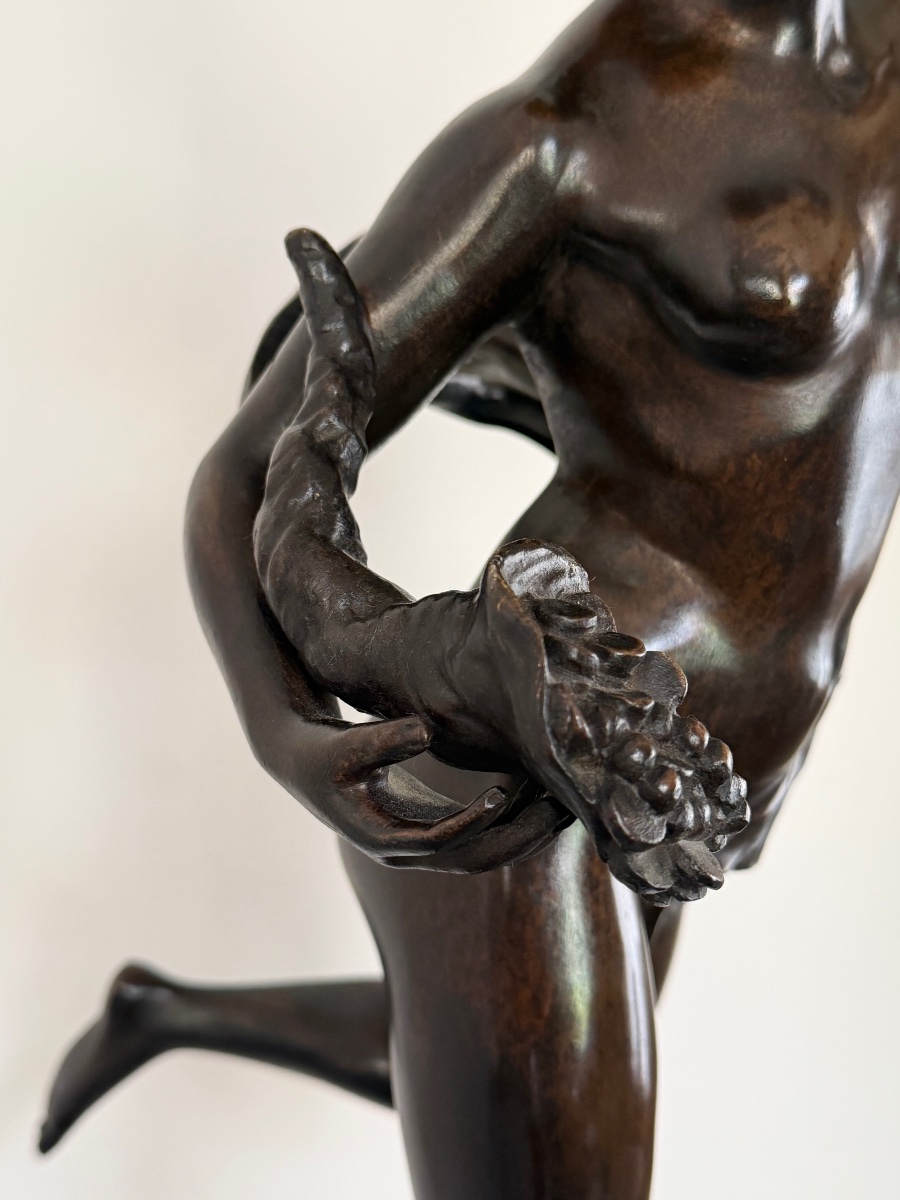 Statue représentant une allégorie posée sur la roue de la fortune. -photo-1