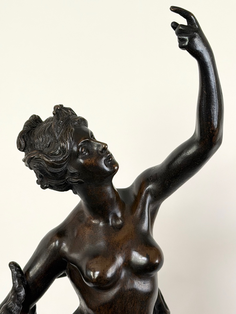 Statue représentant une allégorie posée sur la roue de la fortune. -photo-4