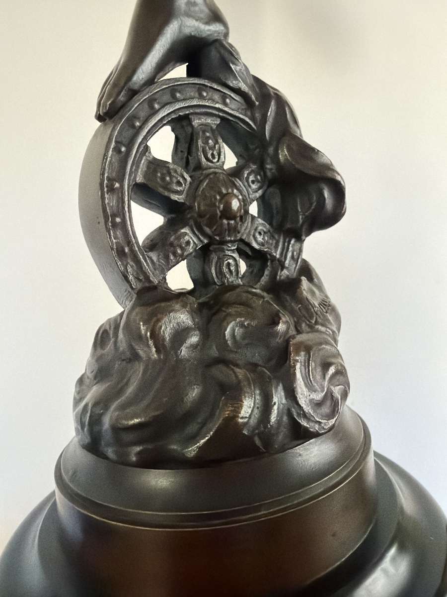 Statue représentant une allégorie posée sur la roue de la fortune. -photo-7