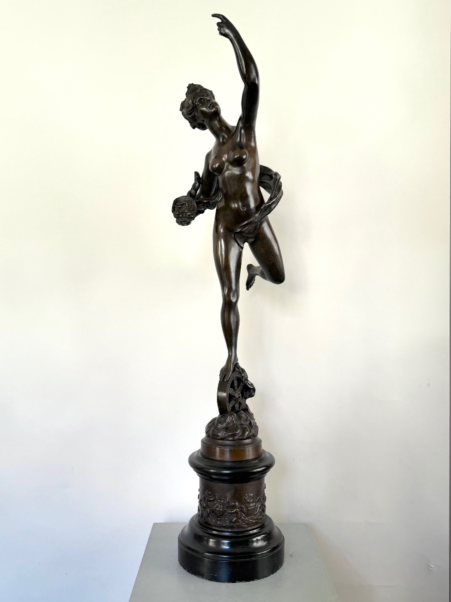 Statue représentant une allégorie posée sur la roue de la fortune. 