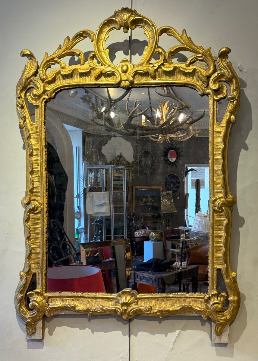 Miroir d'époque Louis XV en bois doré à l’or. 