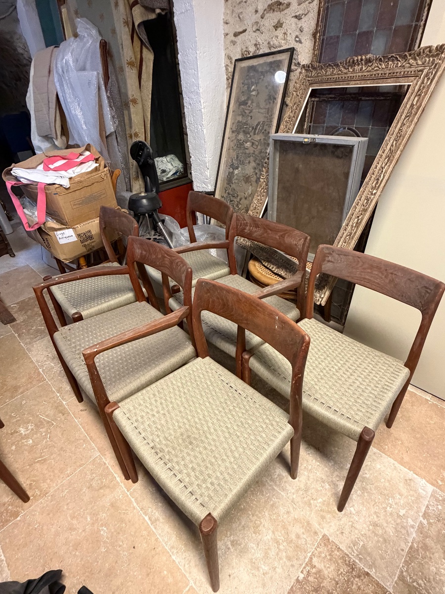 Série de 4 chaises et 2 fauteuils de salle à manger.  Niels Otto Møller Modèle 57. 