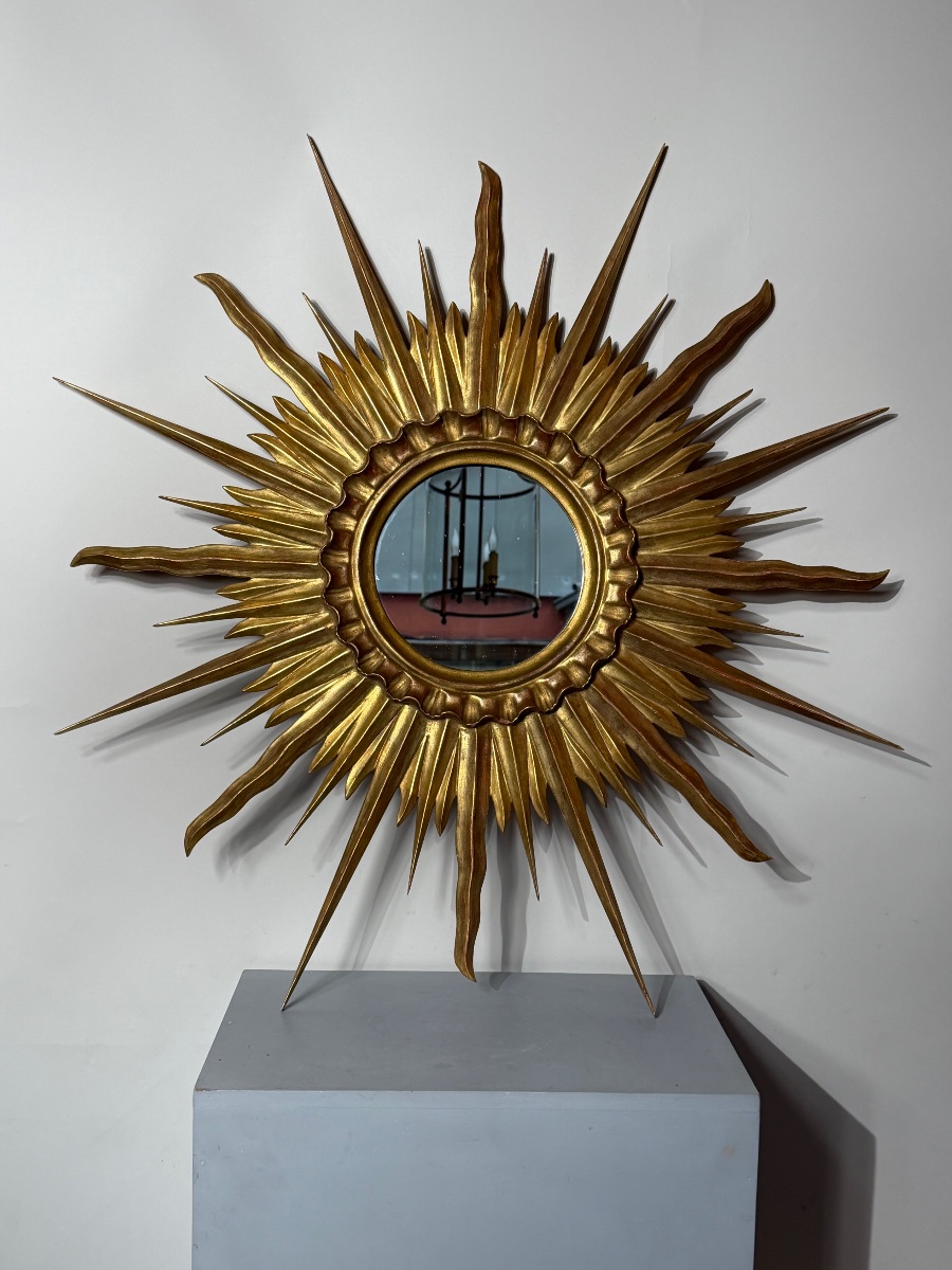 Miroir soleil en bois doré vers 1970. 