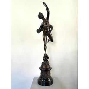 Statue représentant une allégorie posée sur la roue de la fortune. 