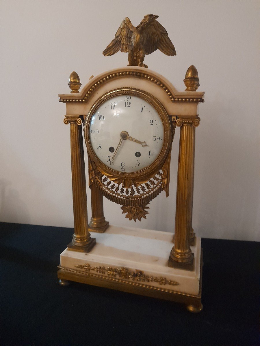 Pendule Portique epoque directoire Marbre De Carrare Et Bronze Doré Fin Du XVIIIeme Siecle