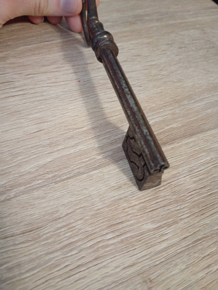 Antique French Clover-shaped Key, Louis XVI Period, 18th Century, Wrought Iron Lock And Key-photo-2