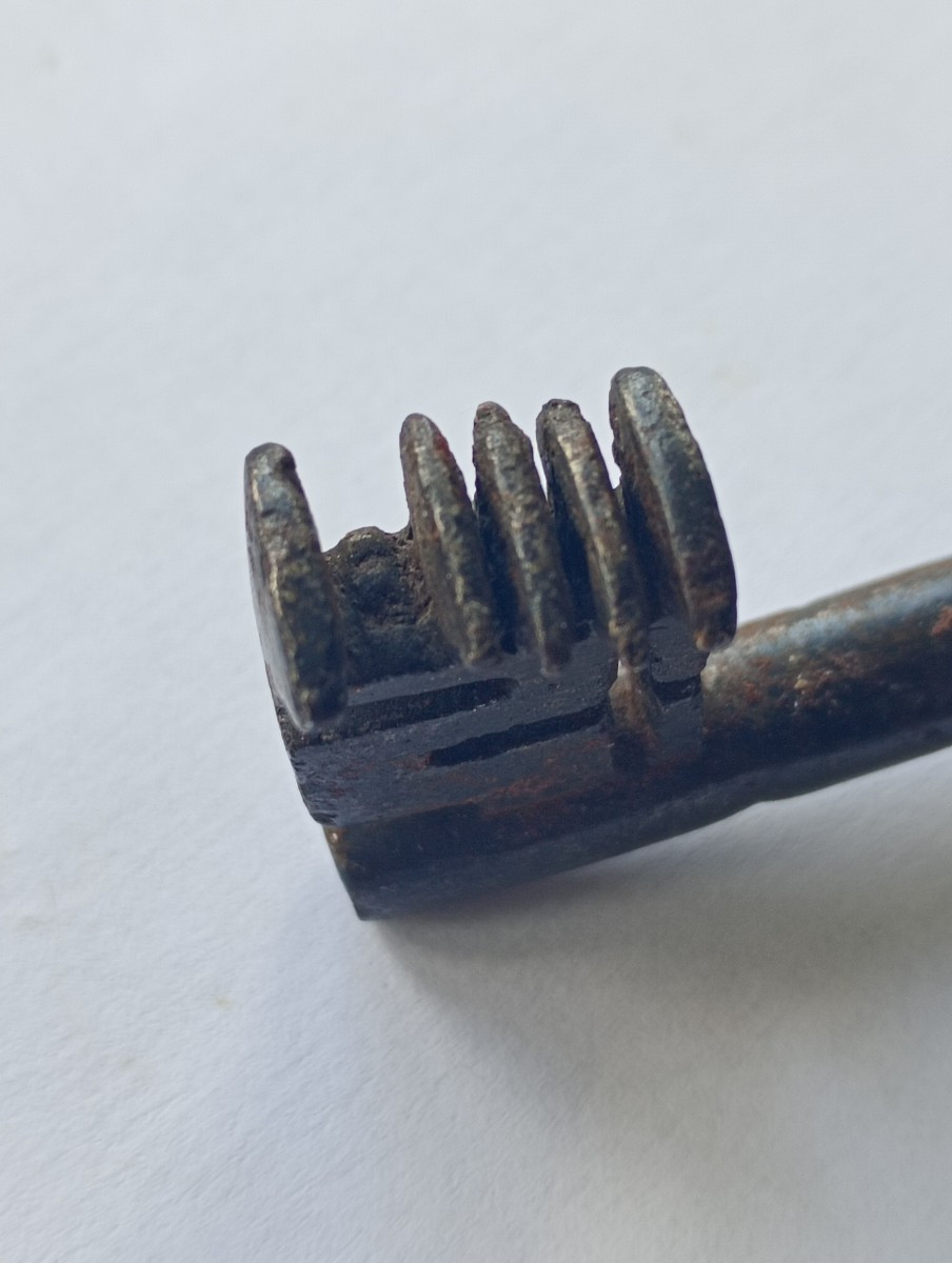 Lot de trois clés clefs anciennes fer forgé epoque Xvi, Xvii et Xviii ème siecle-photo-1