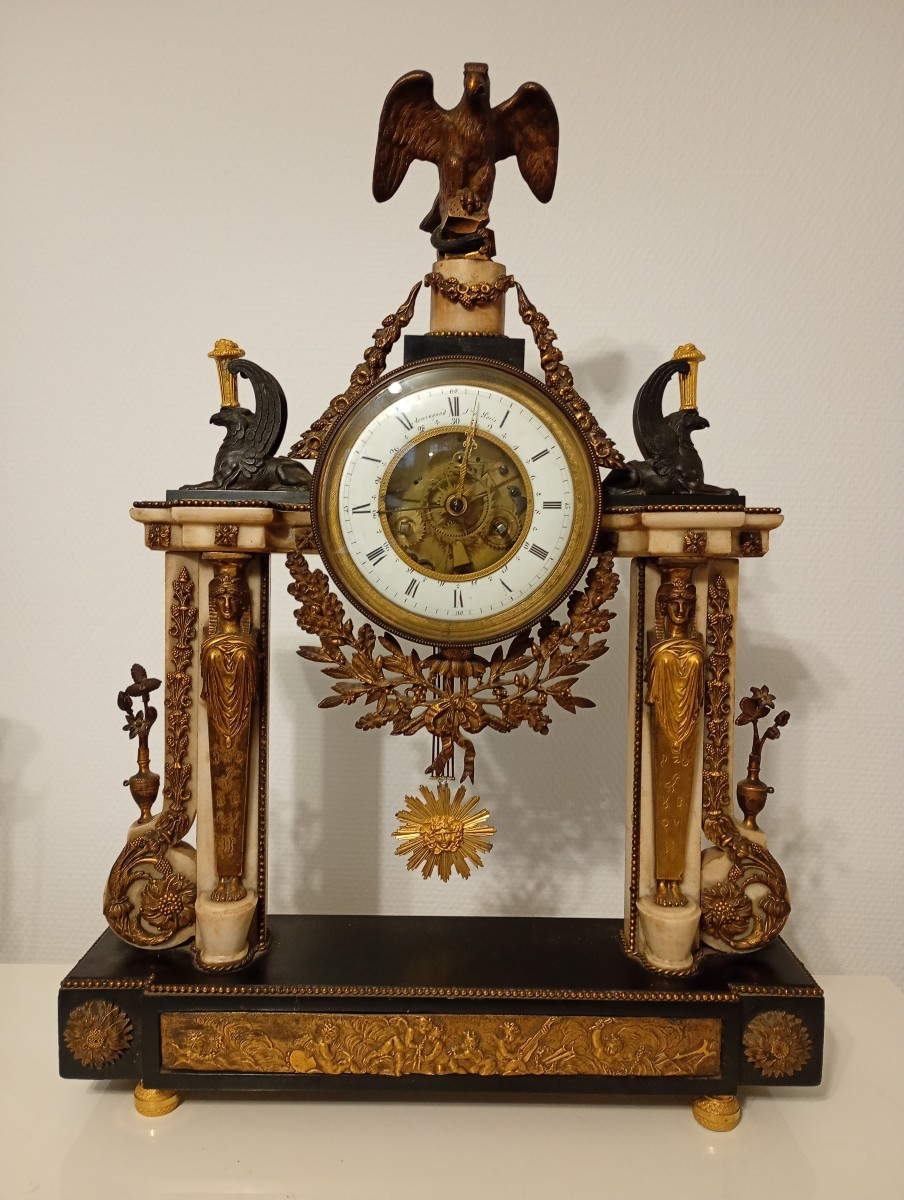 Pendule portique epoque empire retour d'Egypte Armingaud hiéroglyphes bronze doré 