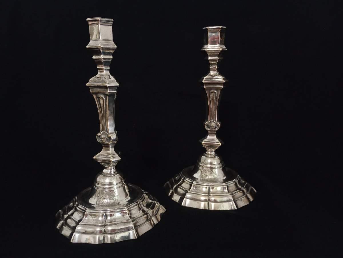 Pair Of Silver-plated Bronze Candlesticks From The Regency Period (18th Century) Featuring A Coat Of Arms