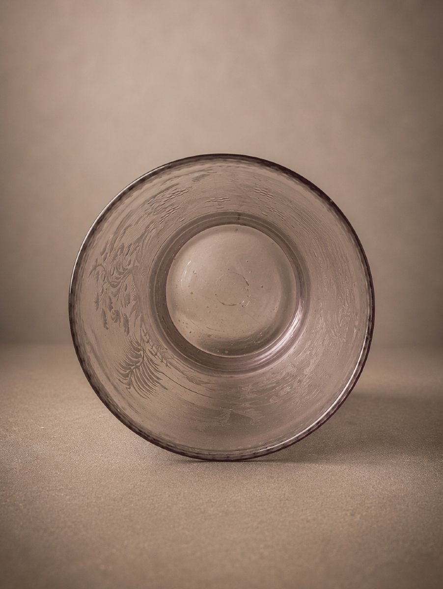 Hand-blown Glass Goblet Engraved With 18th-century Vineyard Scenes, Featuring Winegrowers And Grapes -photo-1