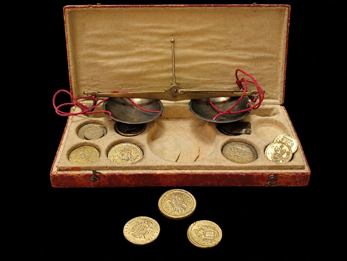 Coin-changing Set With Box, Coin Scale, And Trough Scale For Numismatics