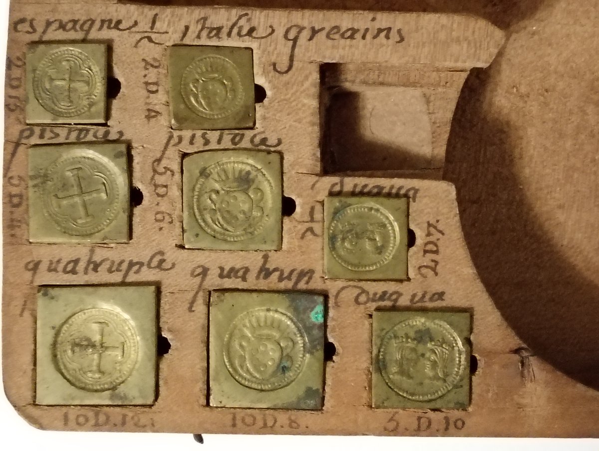 17th-century Coin-changing Set With Scale And Balance Box  -photo-3