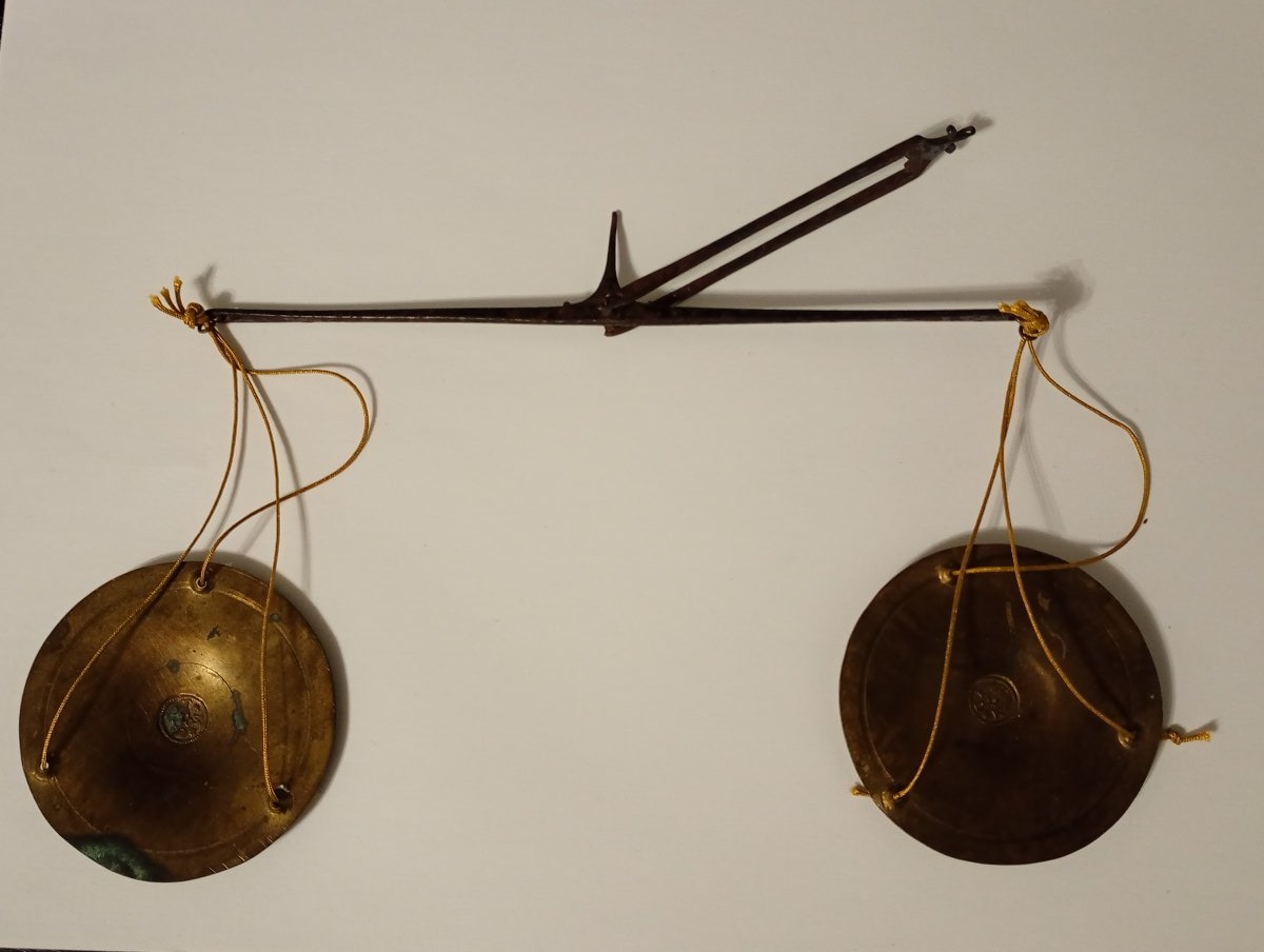17th-century Coin-changing Set With Scale And Balance Box  -photo-3
