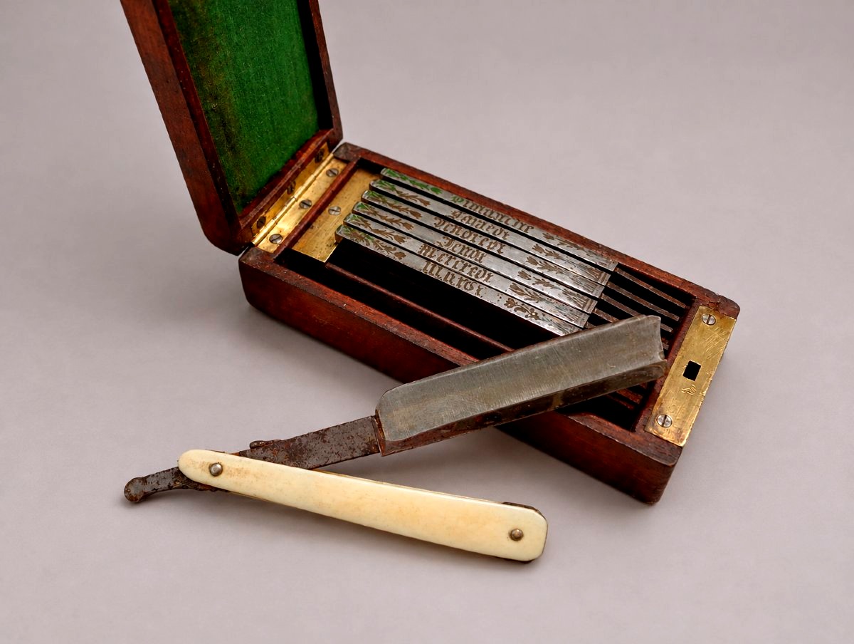 Coffret boite nécessaire de barbier rasoirs semainier acajou epoque Restauration Louis Philippe-photo-2