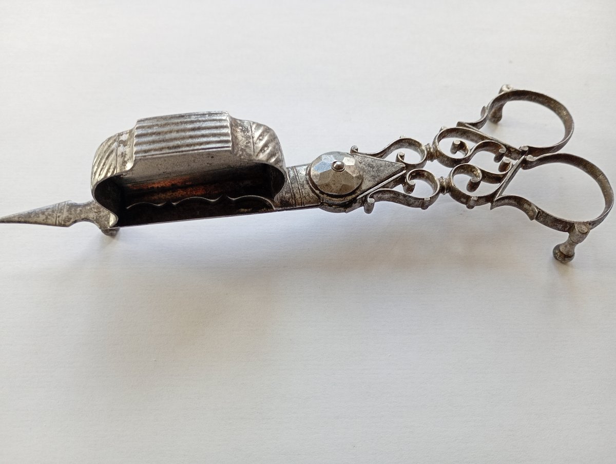 Paire de mouchettes en fer forgé epoque fin xviii 18eme siecle ciseaux  