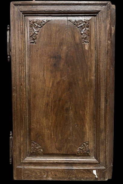 Petite porte à motif sculpté