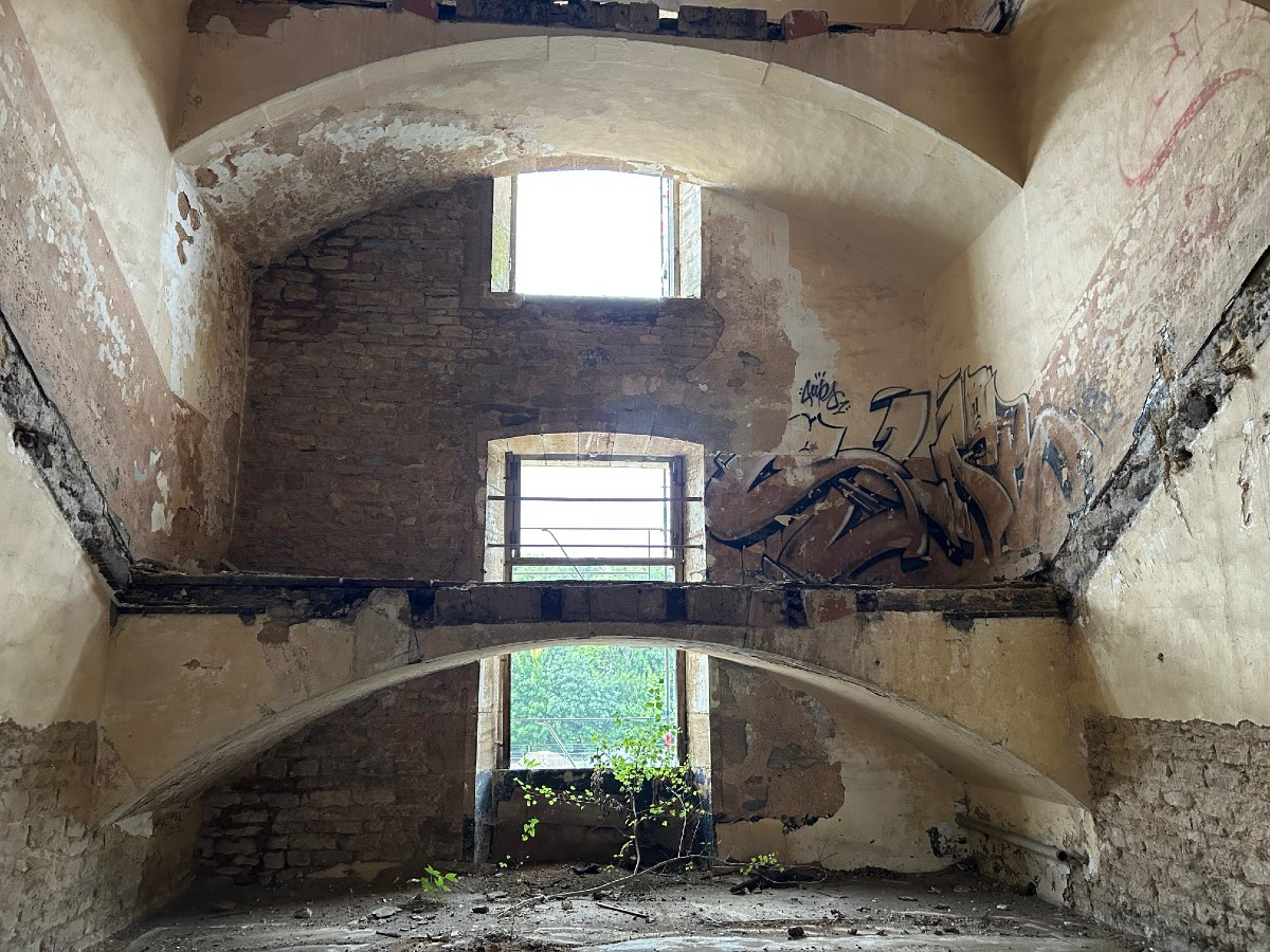 17th Century Architecture  -  6 Exceptional Langres Stone Arches  