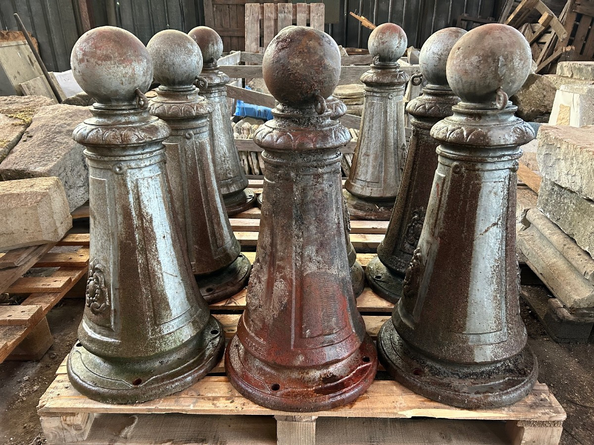 9 BORNES  de PARKING en FONTE de FER  -  PARIS, Place d'ITALIE - Vers 1880