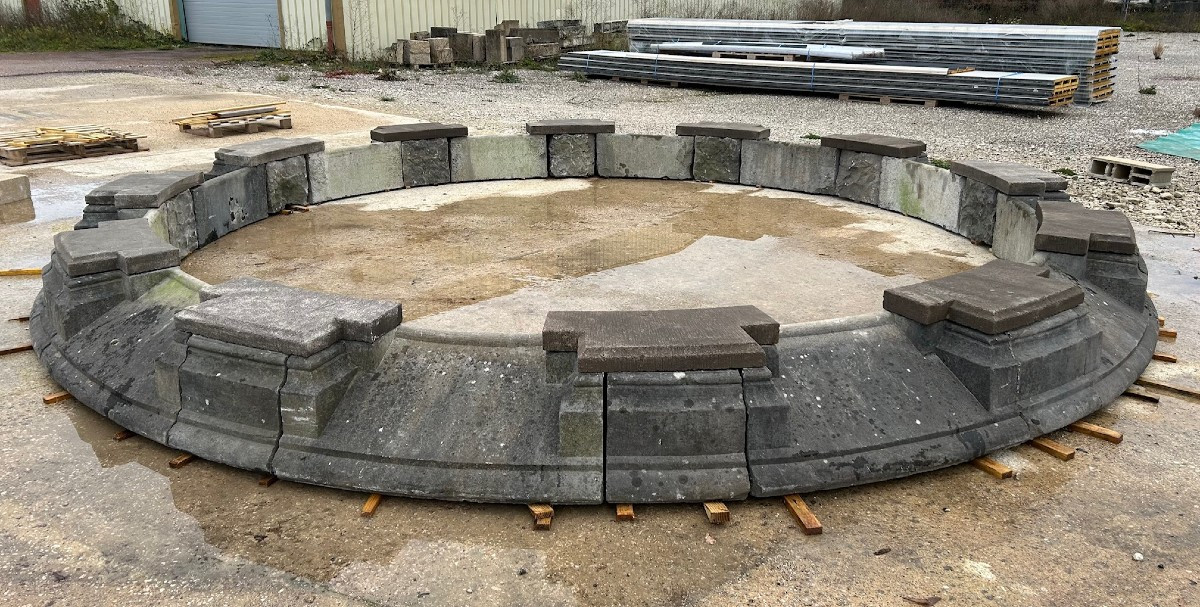 Large Ring-shaped Parc Pond - Overflowing Water Feature  - Romantic Period, Circa 1840