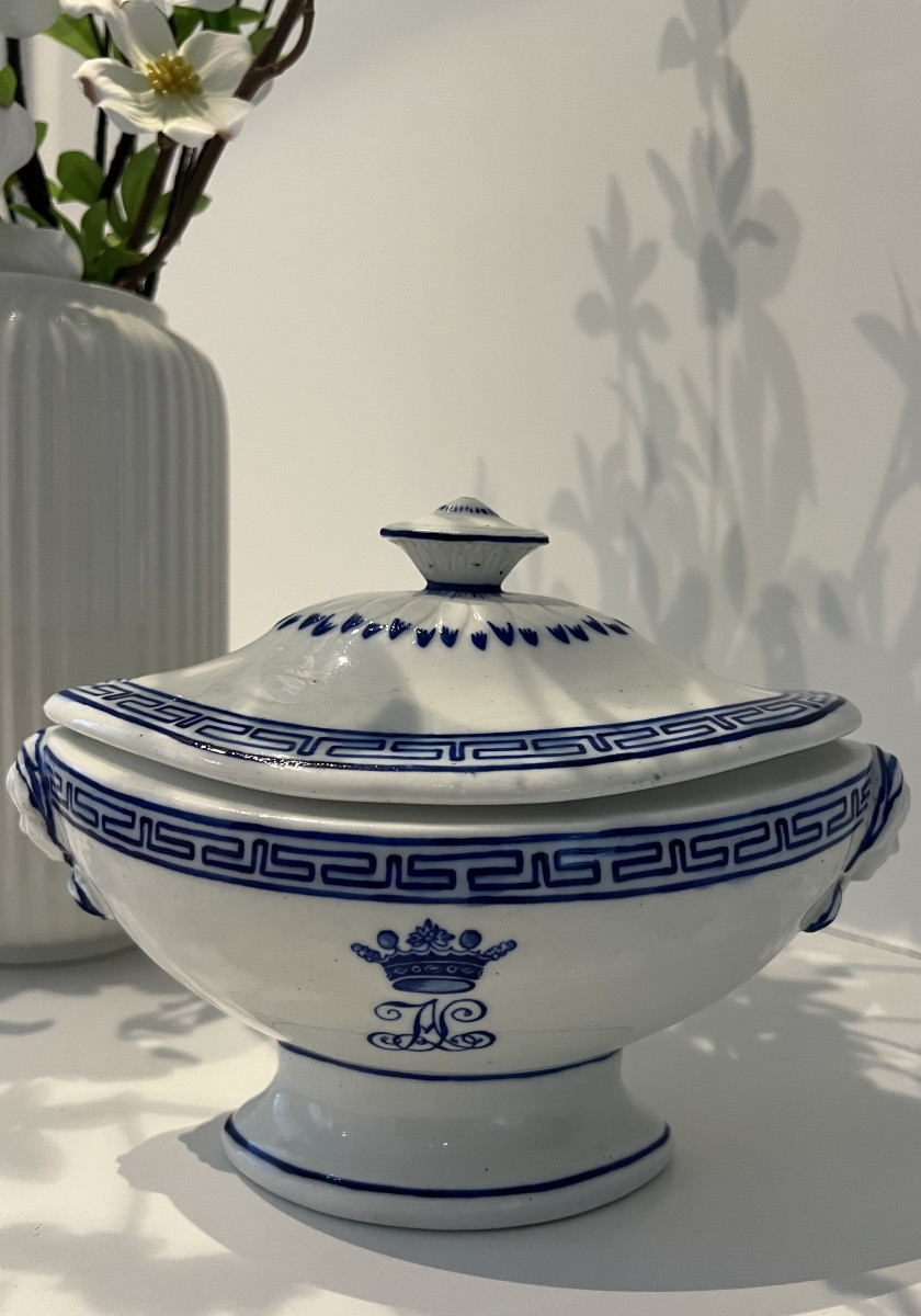 Porcelaine de Tournai, deux raviers et un sucrier à poudre, décor à la Grecque  -photo-1