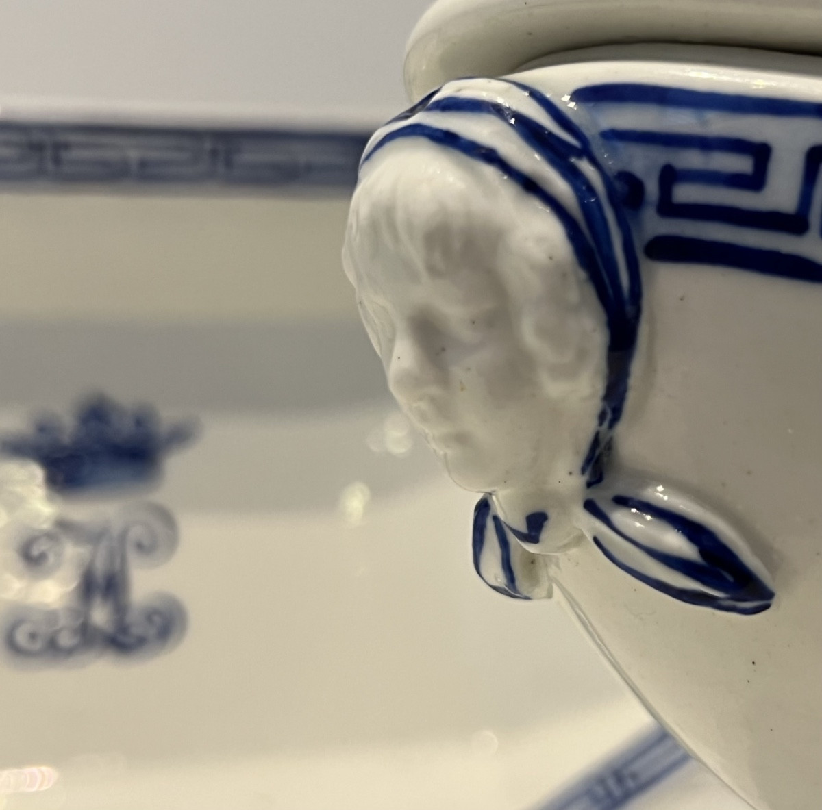 Porcelaine de Tournai, deux raviers et un sucrier à poudre, décor à la Grecque  