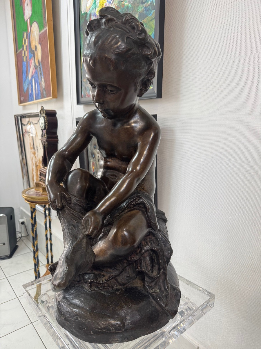 Bronze, jeune fille mettant ses chaussettes-photo-4