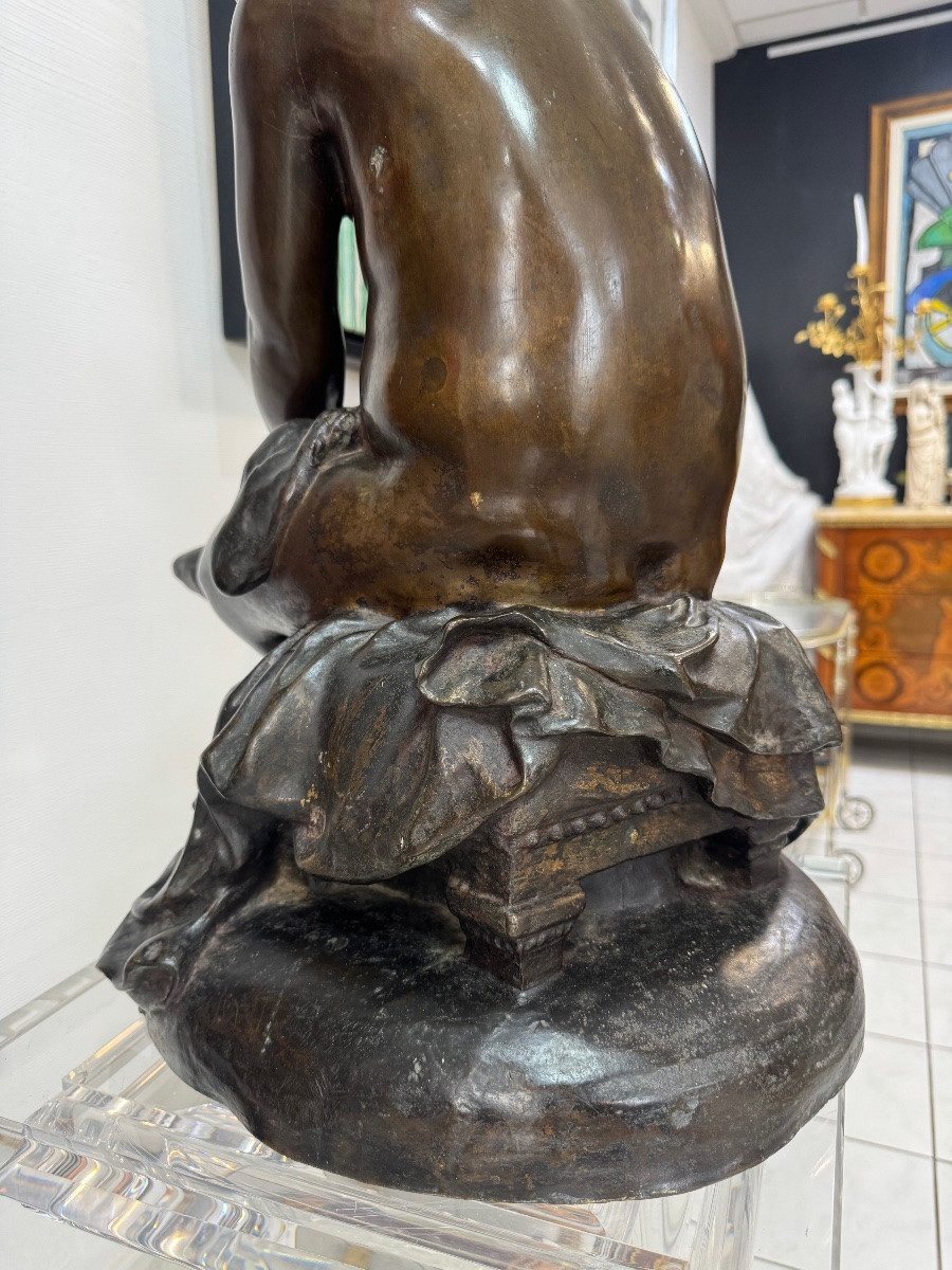 Bronze, jeune fille mettant ses chaussettes-photo-1