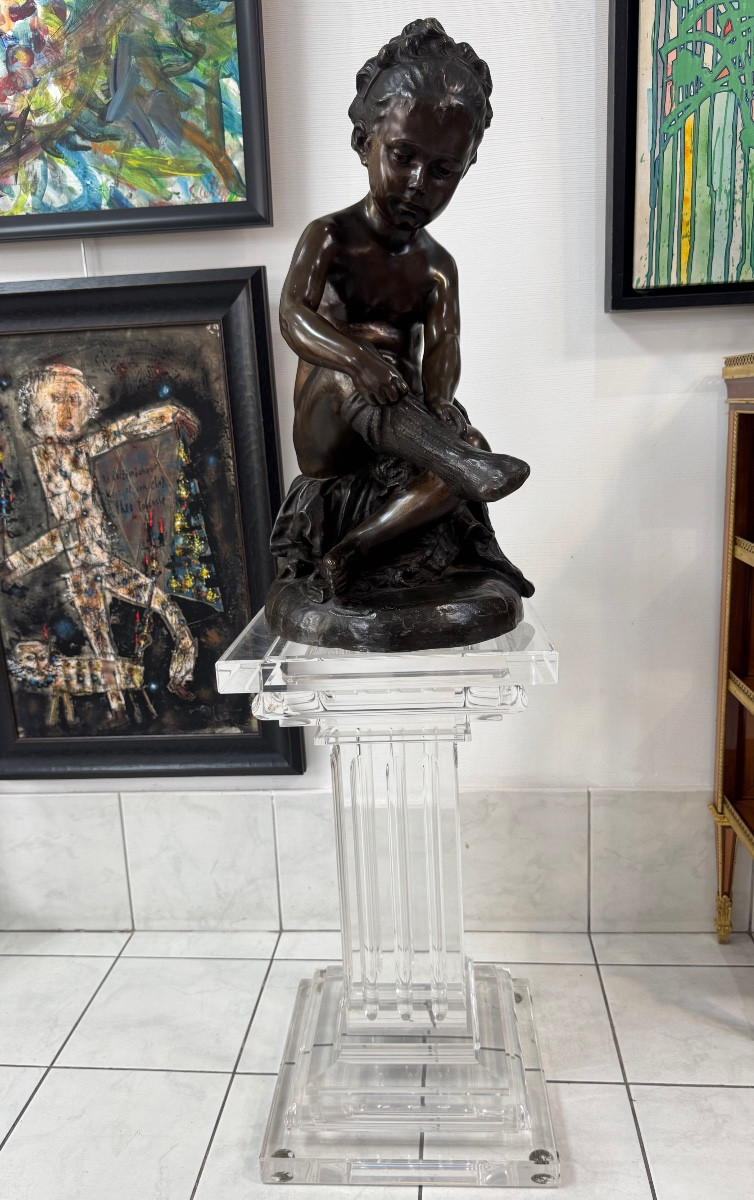 Bronze, jeune fille mettant ses chaussettes