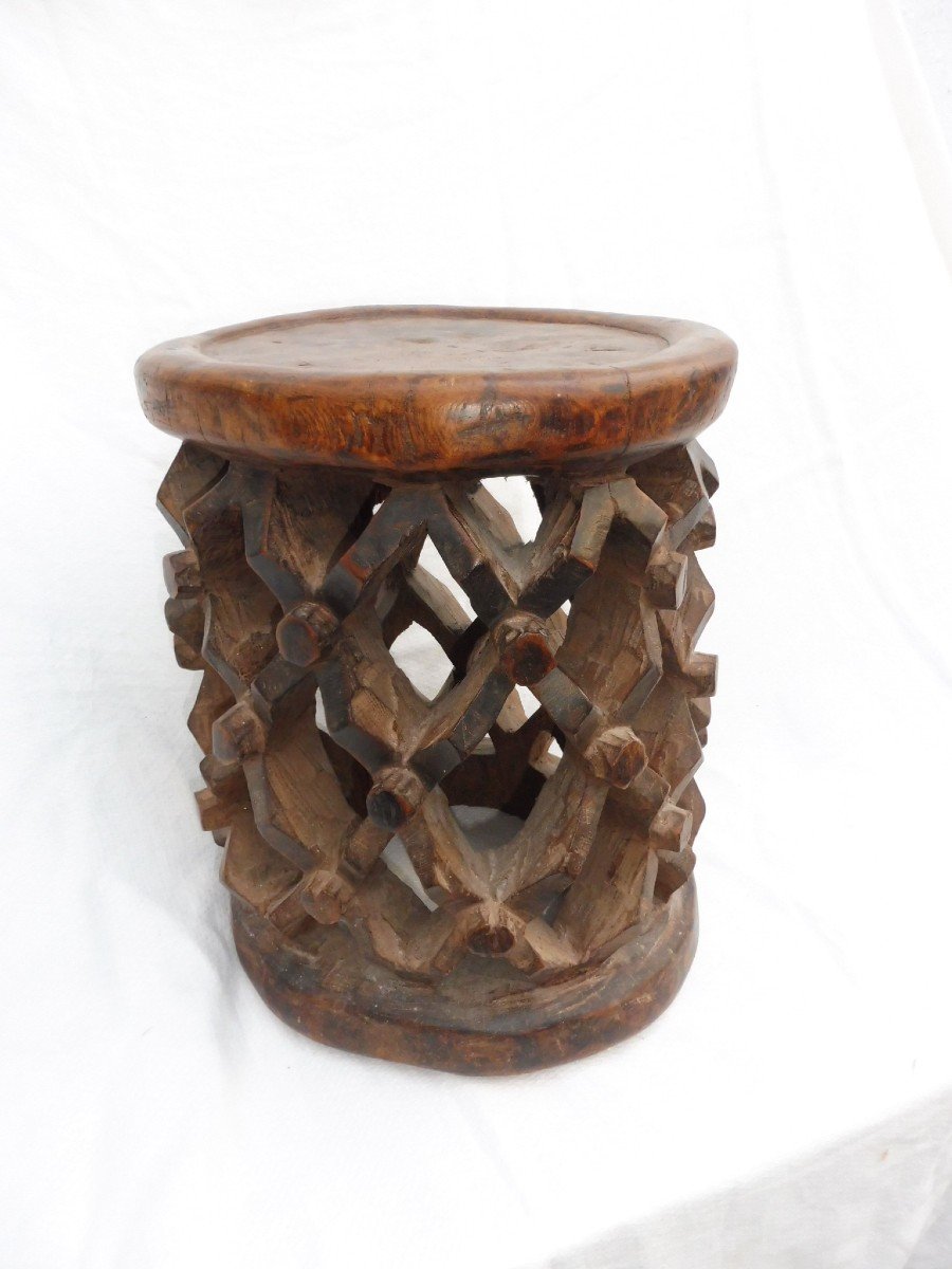 Tabouret de Dignitaire, Bamiléké, Cameroun. Bamileke bois lourd à patine ancienne incrustée, 30X27X39Cm XIXème 19ème Araignées stylisées mygales 