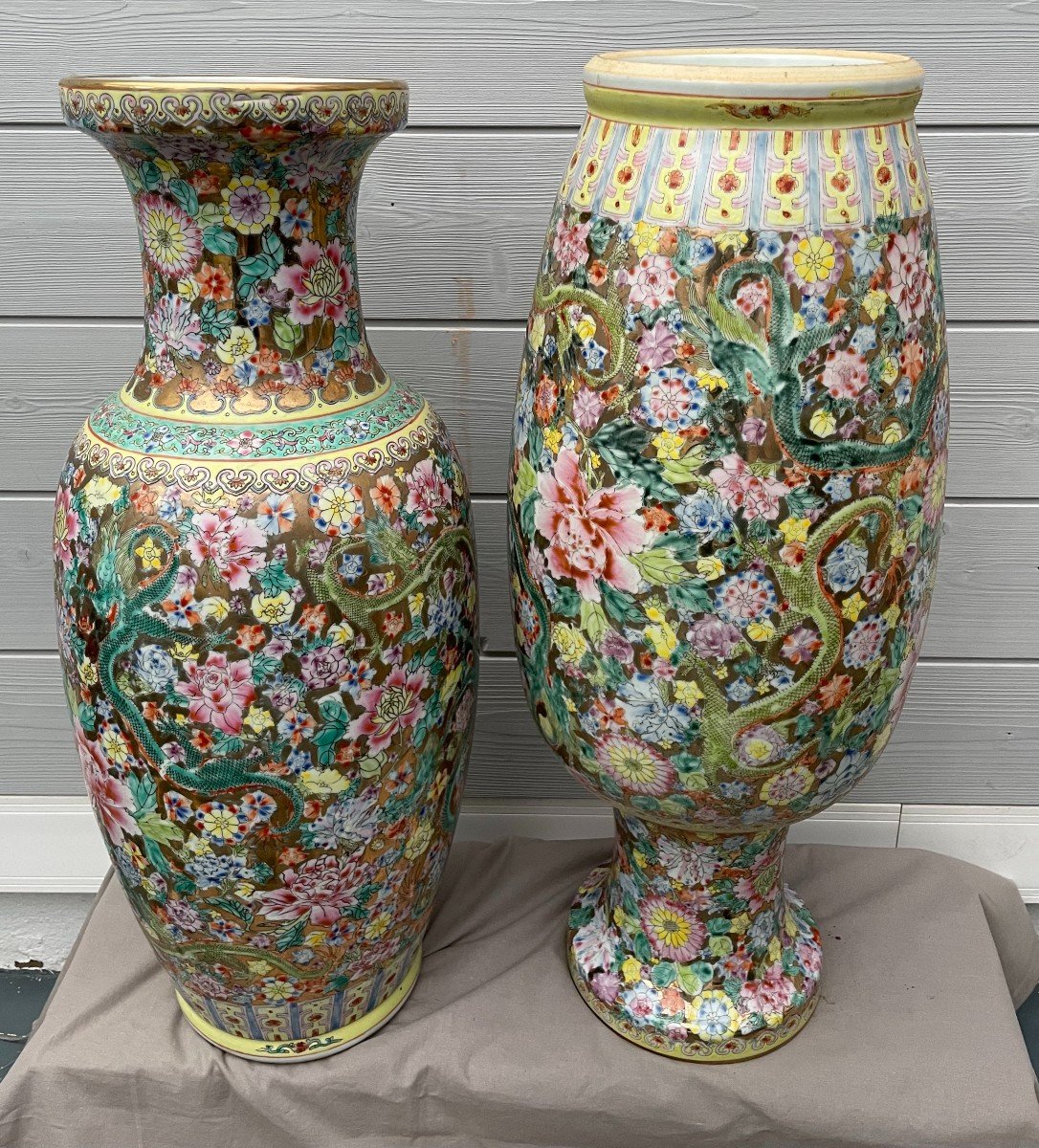 Chine République XXème Vases en porcelaine Formant Paire décor Millefiori Mille Fleurs Dragons 5 Cinq Griffes Marque sceau cachet apocryphe QIANLONG KIEN-LONG  60 cm  中华民国二十世纪两瓷花瓶相遇成对千花装饰千花龙五爪五爪伪印章乾隆乾隆四字铁红60厘米和59厘米-photo-1