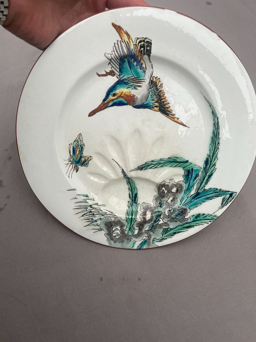 BORDEAUX, Manufacture Jules VIEILLARD et Eugène MILLET (1819-1879) :assiette en faïence émaillée à décor polychrome issue du service aux grands oiseaux circa 1882-1885-photo-1