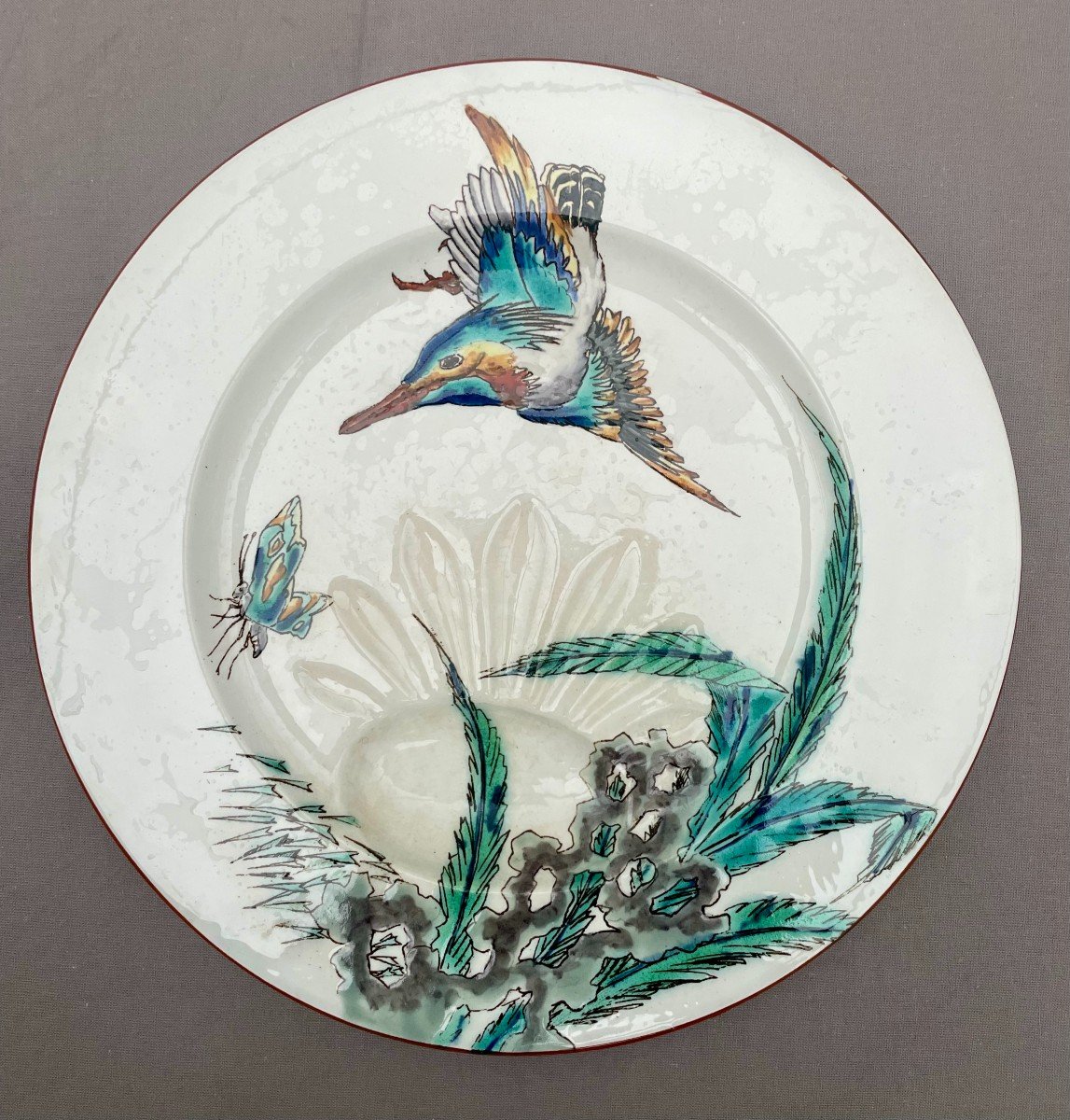 BORDEAUX, Manufacture Jules VIEILLARD et Eugène MILLET (1819-1879) :assiette en faïence émaillée à décor polychrome issue du service aux grands oiseaux circa 1882-1885