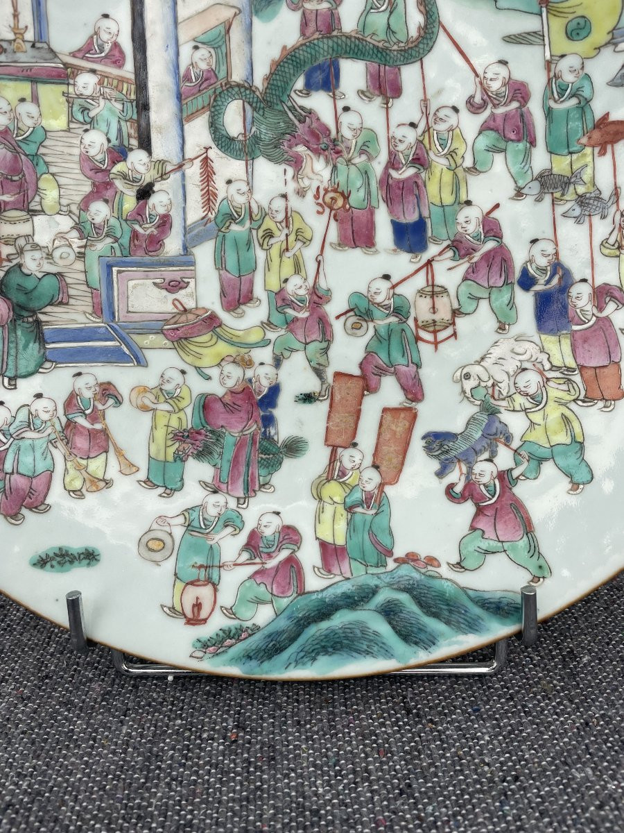 Chine Guangxu 1875-1908 plat en porcelaine polychrome style famille rose fête du Printemps 36cm-photo-6