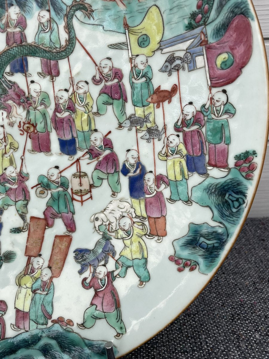 Chine Guangxu 1875-1908 plat en porcelaine polychrome style famille rose fête du Printemps 36cm-photo-7