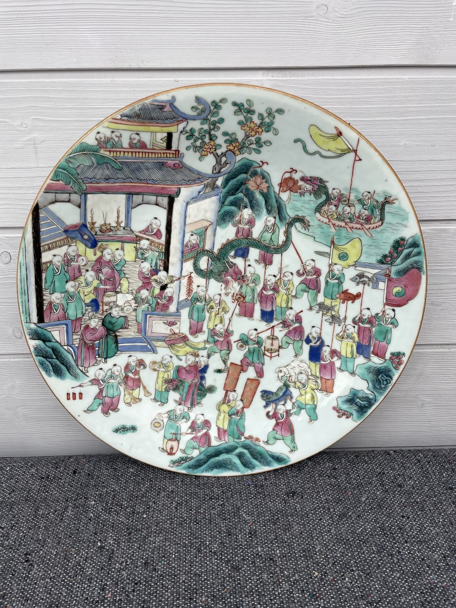 Chine Guangxu 1875-1908 plat en porcelaine polychrome style famille rose fête du Printemps 36cm