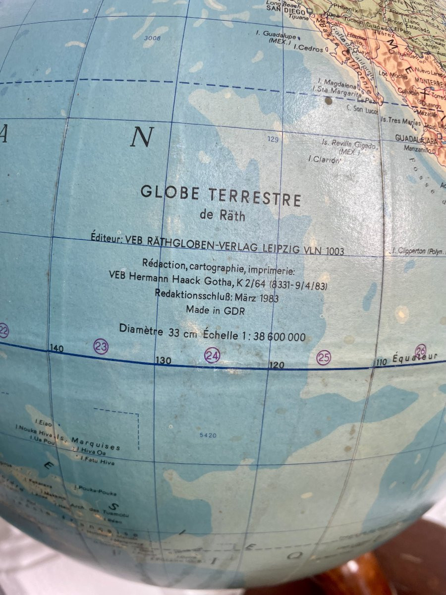 Globe terrestre de Räth RDA 1983 carton bouilli diam 33 cm ech 1:38600000 socle bois tourné -photo-4