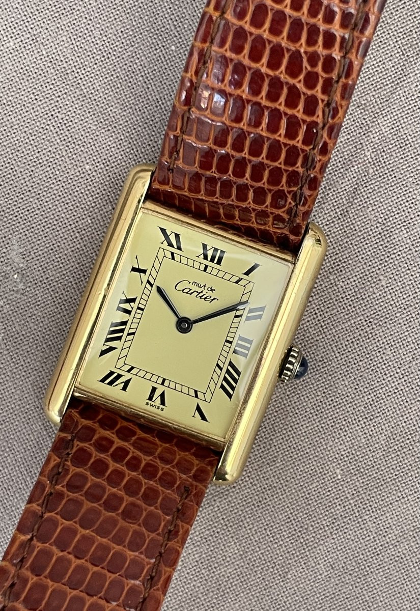 CARTIER Montre bracelet lézard "Must Tank" en vermeil mécanique cadran ivoire chiffres romains -photo-6