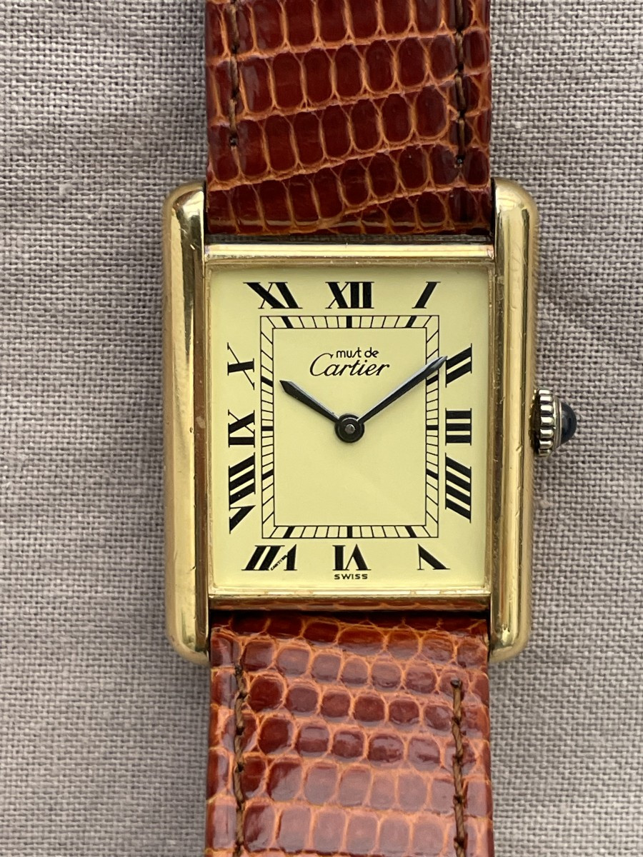 CARTIER Montre bracelet lézard "Must Tank" en vermeil mécanique cadran ivoire chiffres romains