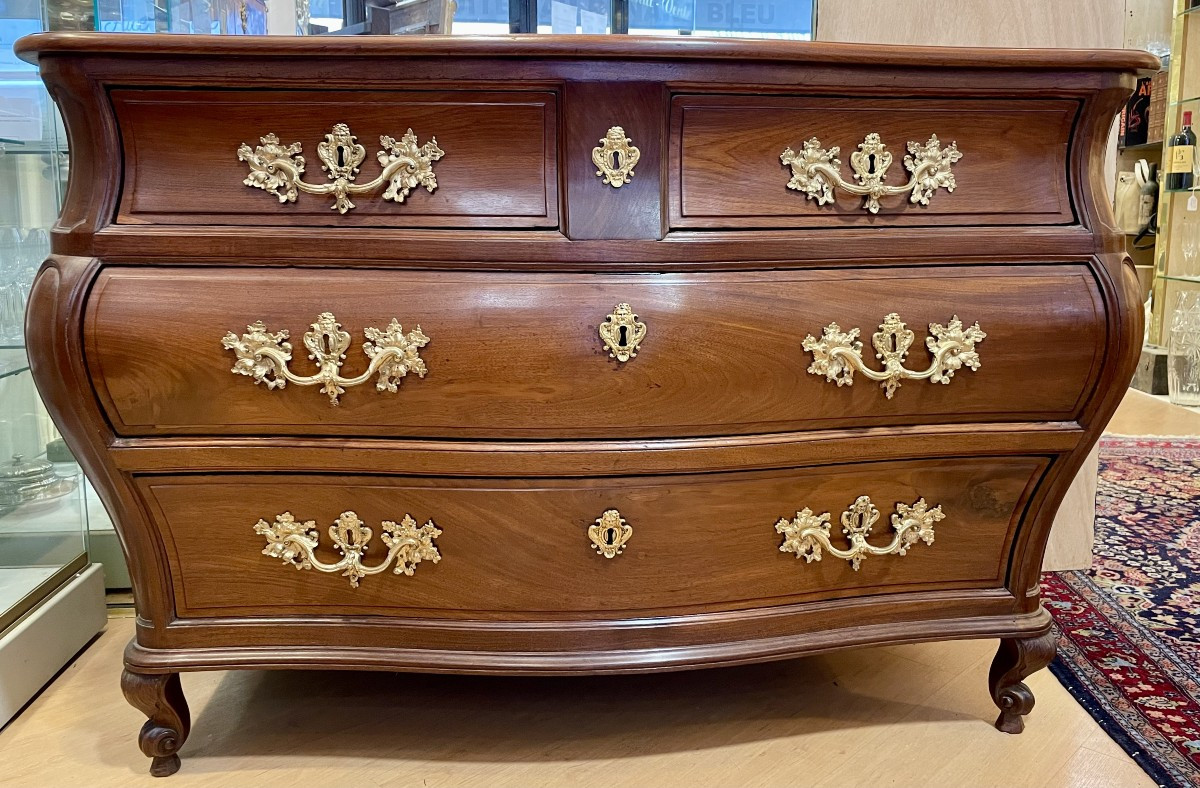 Commode Bordelaise de port tombeau en acajou massif à quatre tiroirs XVIIIème Bordeaux 18ème 