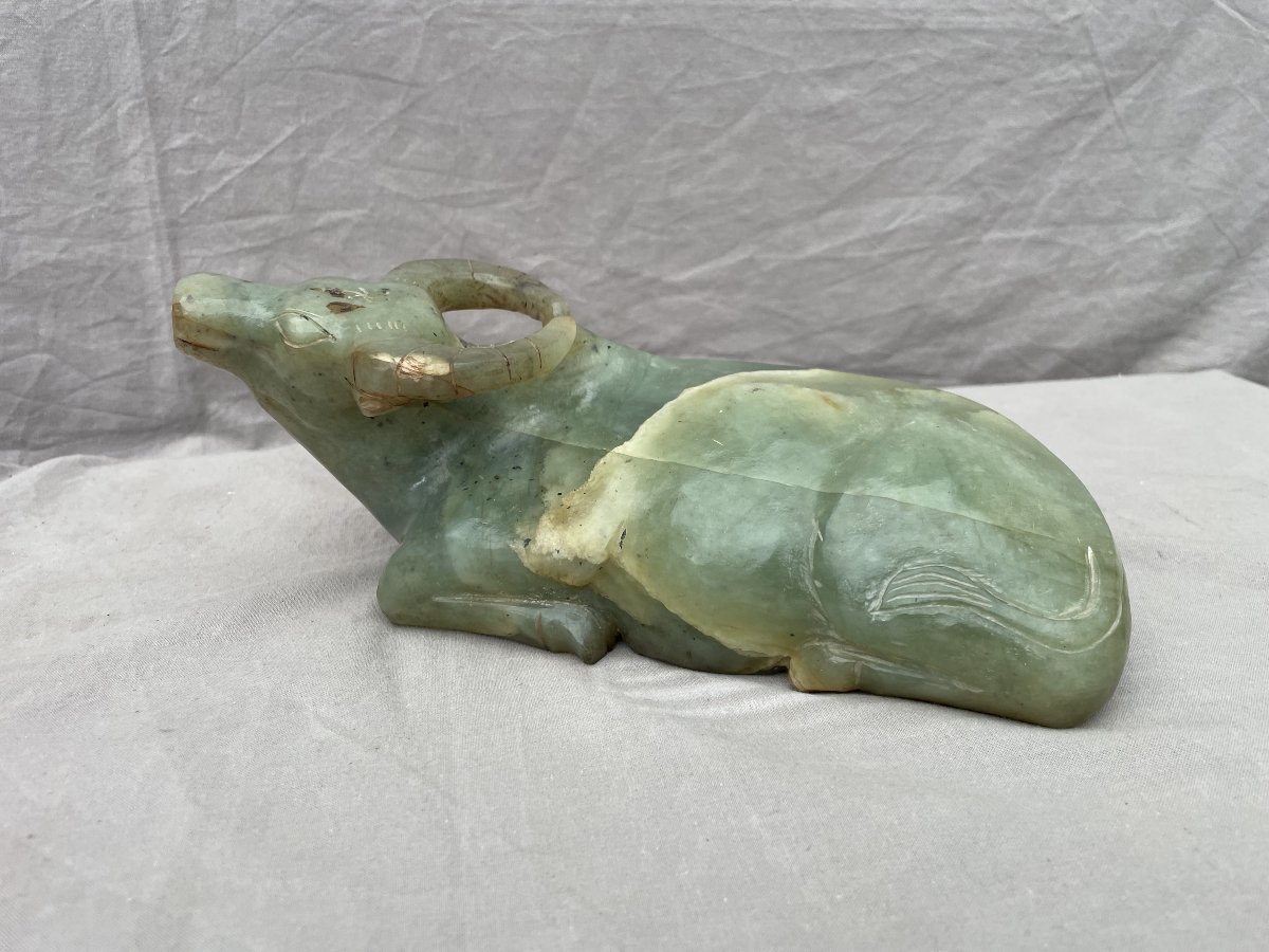 Grand buffle zodiacal de jade. Néphrite céladon. L 26,5cm. Chine république Meiguo  (1912-1949)-photo-2