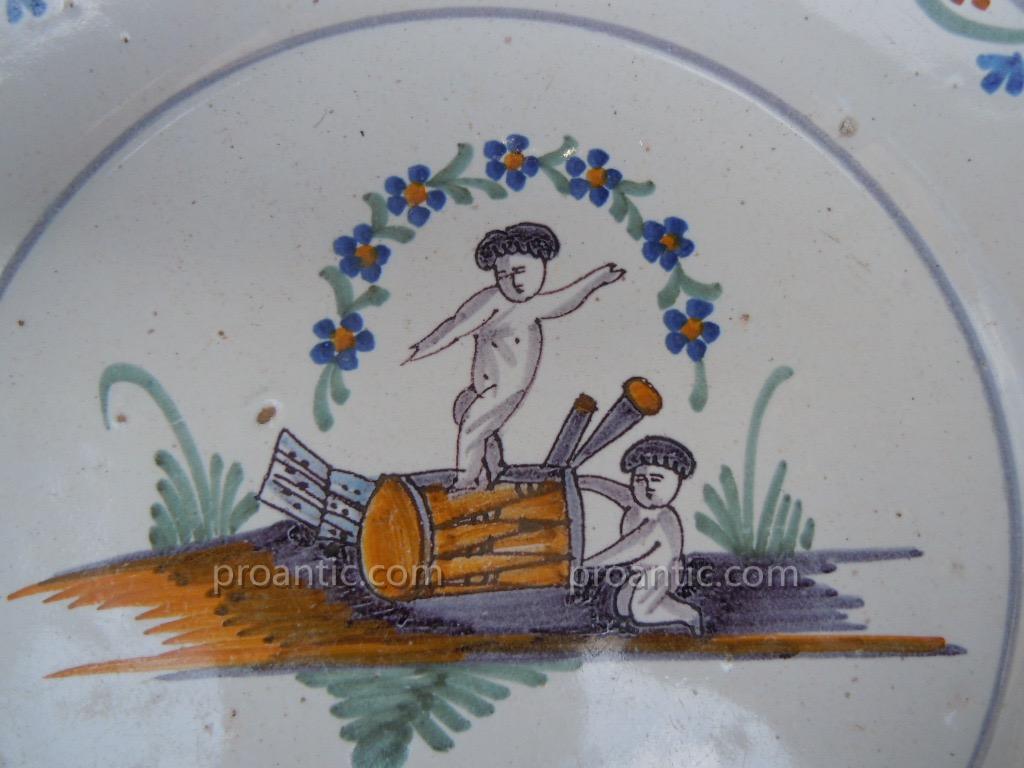 Assiette Faïence Nevers XVIIIème Siècle Putti Tambour 18ème Ancien Régime