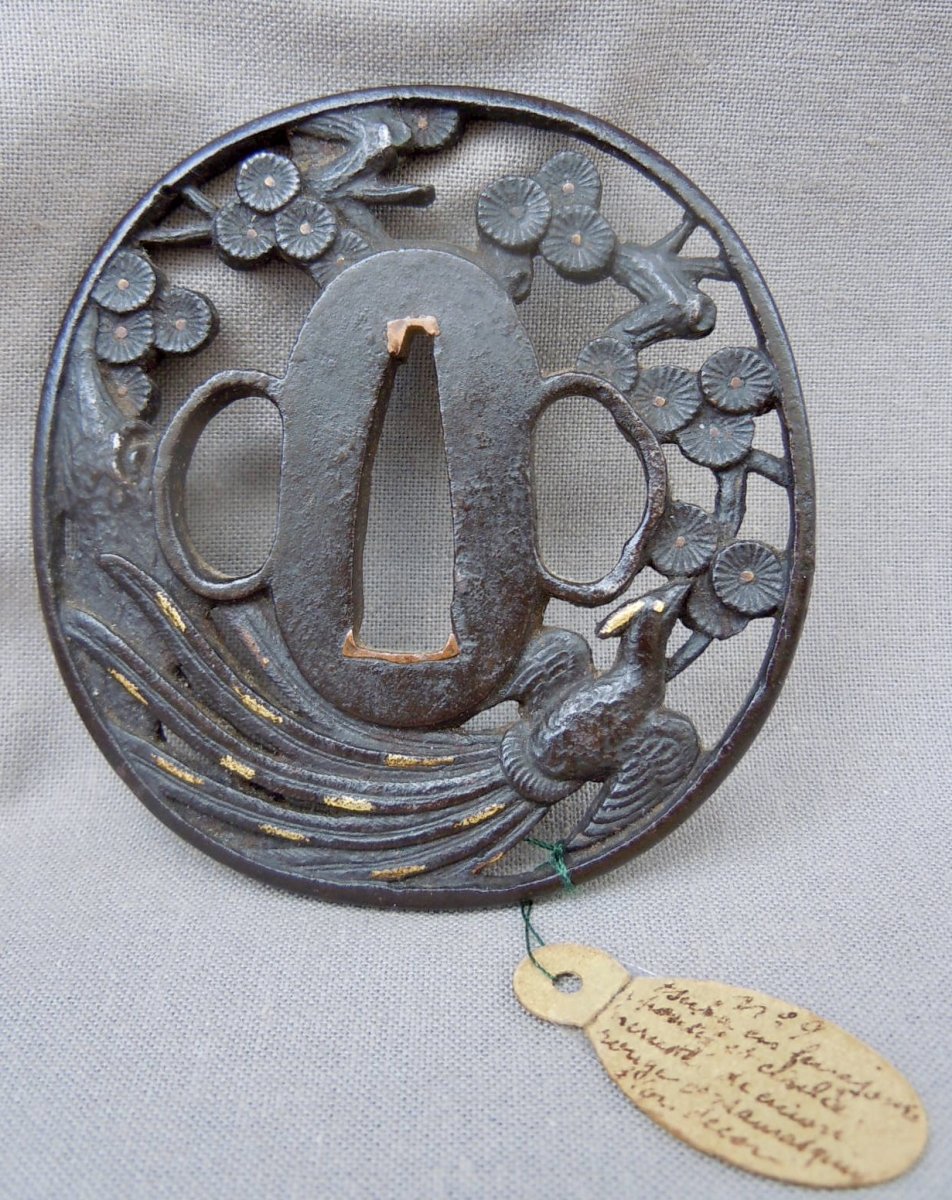 Japon - Epoque Edo (1603 - 1868) Tsuba En Fer Ajouré XVIIIème siècle Ornée d'Un Phénix En Vol atelier Musashi Yedo Edo  日本-江戸時代（1603-1868）透かし彫りの鉄の18世紀の飛行中のフェニックスで飾られた18世紀武蔵江戸江戸ワークショップ-photo-3