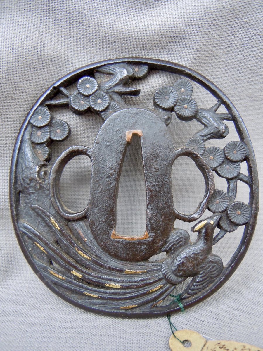 Japon - Epoque Edo (1603 - 1868) Tsuba En Fer Ajouré XVIIIème siècle Ornée d'Un Phénix En Vol atelier Musashi Yedo Edo  日本-江戸時代（1603-1868）透かし彫りの鉄の18世紀の飛行中のフェニックスで飾られた18世紀武蔵江戸江戸ワークショップ