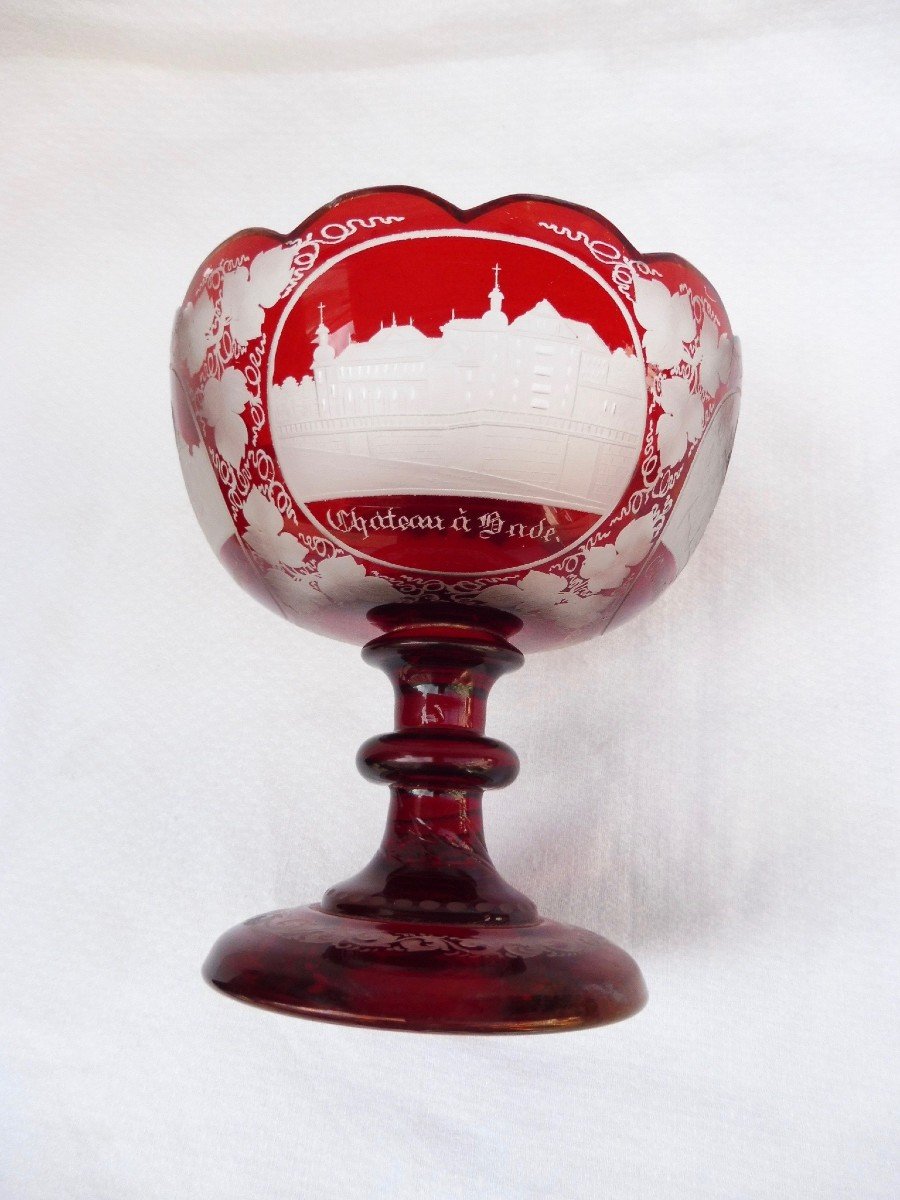 Baguier Cup On Pedestal In Red Bohemian Crystal Engraved XIXth Decorated With Castles 14.5 Cm